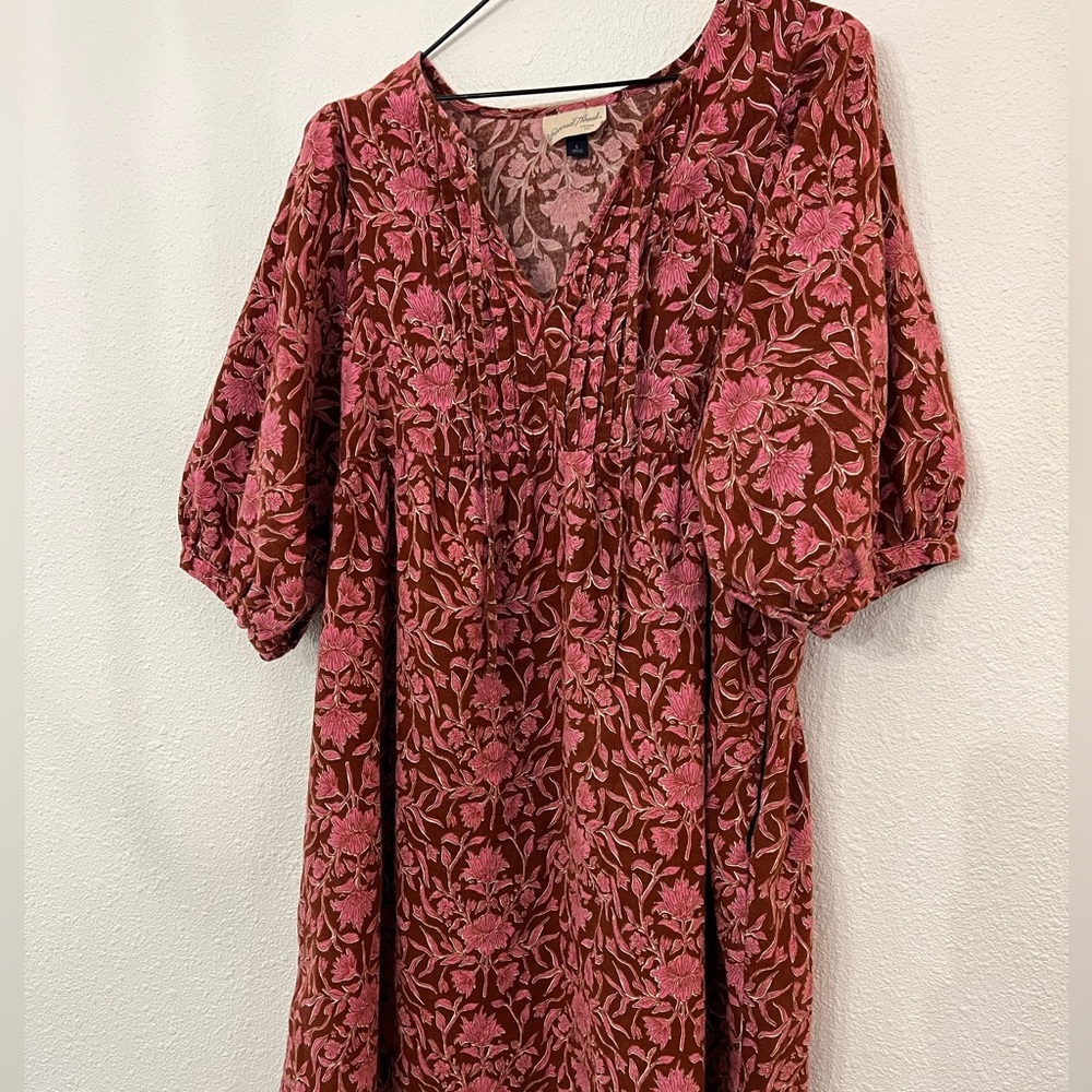 Super cute floral dress!